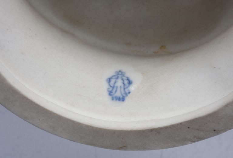 FIGURINER, 2 st. Porslin, bl a Tyskland.