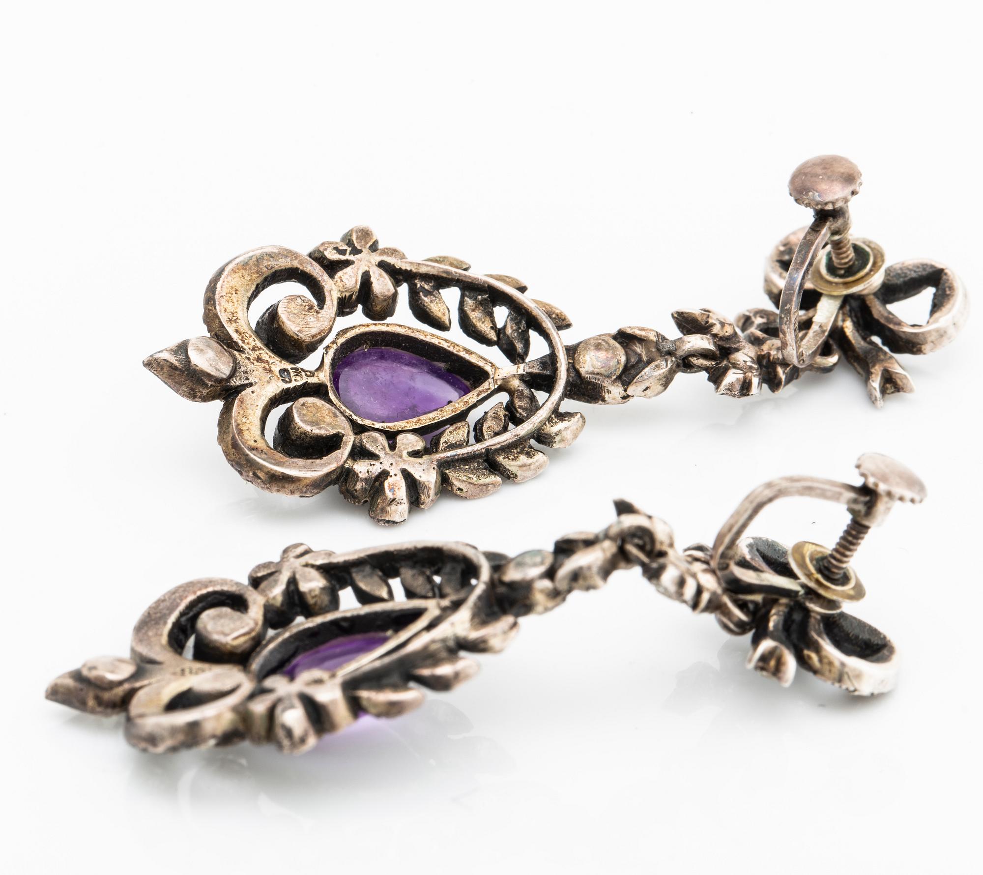 COLLIER samt ett par ÖRHÄNGEN, paste, ametister, silver, troligen 1900-talets första hälft, originaletui.