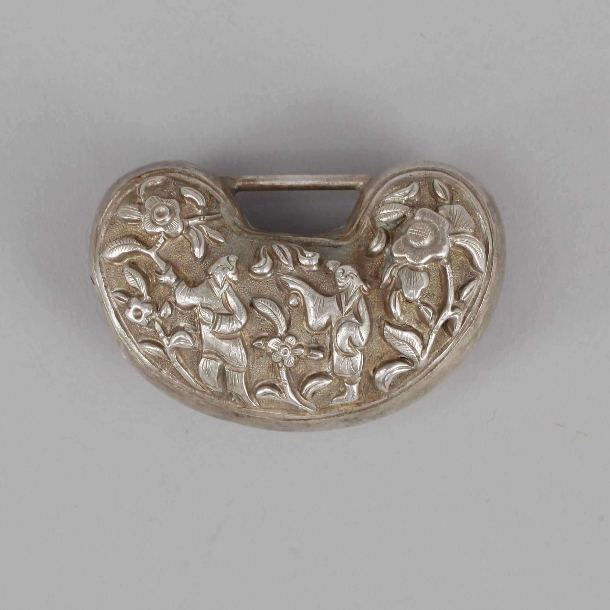 ASK samt LYCKOHÄNGE, silver, omkring år 1900. Total vikt ca 51 g.