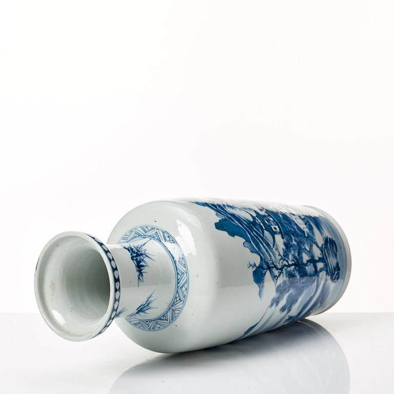 A blue and white roleau vase, late Qing dynasty, 19th Century.