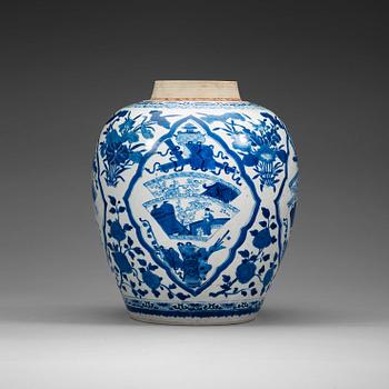 412. A blue and white jar, Qing dynasty, Kangxi (1662-1722).