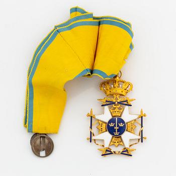 Svärdsorden, kommedörsset med halskors i 18 k guld och kraschan .