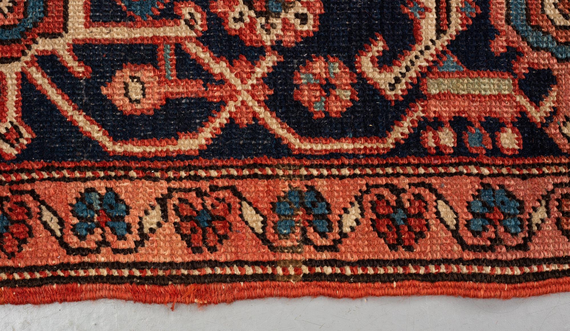 Matta, antik/semiantik Heris, ca 356 x 298 cm.