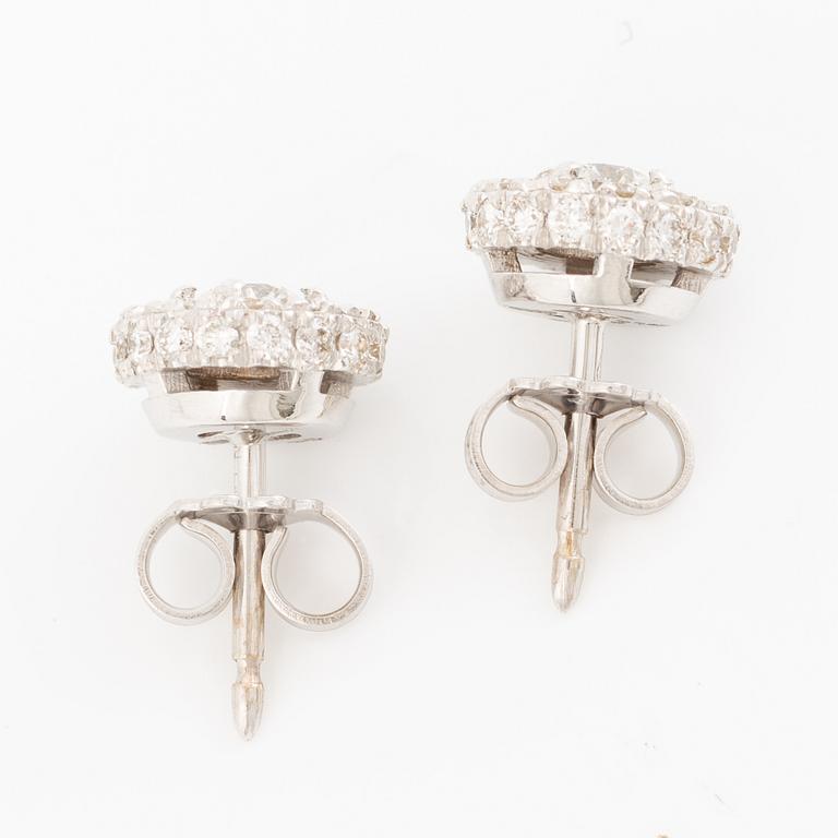 Örhängen med briljantslipade diamanter, totalt 0,86 ct.