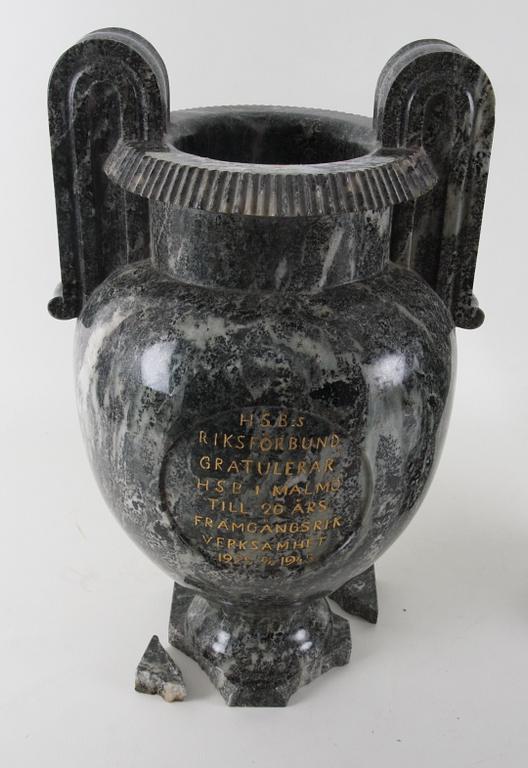 PRAKTURNOR, 2 st snarlika, Kolmårdsmarmor, 1900-talets mitt.