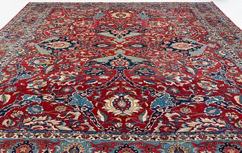 An antique/semi-antique Tabriz carpet of 'Vase design', ca 509 x 359 cm.