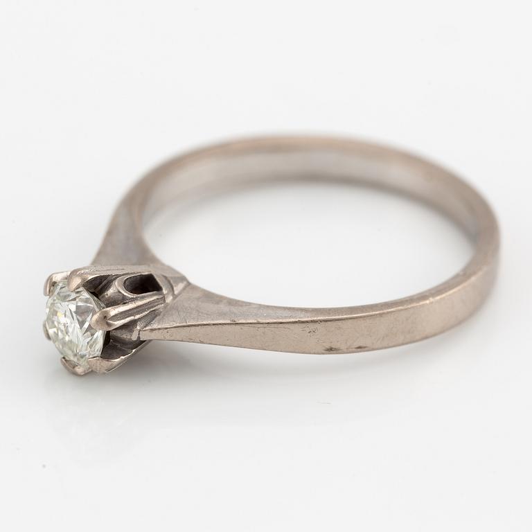 Ring, 18K white gold with brilliant-cut diamond.