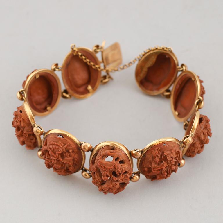 ARMBAND, 18 k guld, skuren valnöt, Japan, svenska stämplar 1887.