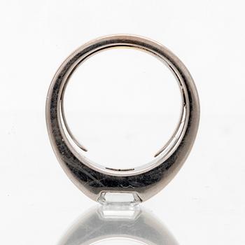 Cartier, ring 18K whitegold approx 0,60 ct approx F-G VS, original case, box and certificate, serial number BAA 730.