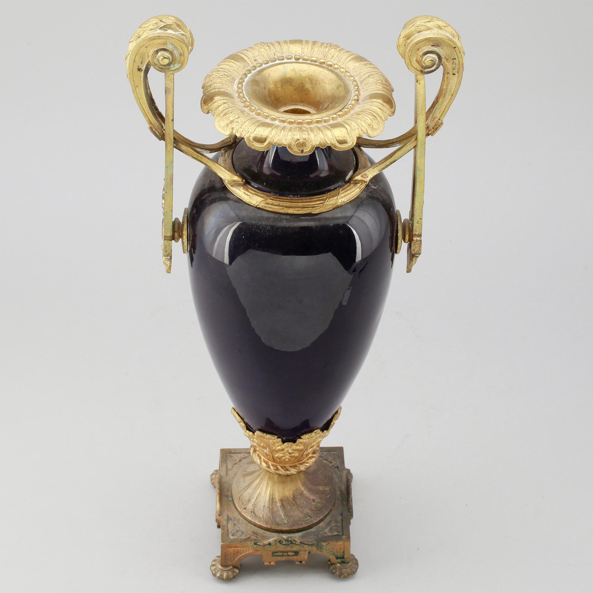 VAS, brons och porslin, gustaviansk stil, omkring år 1900.