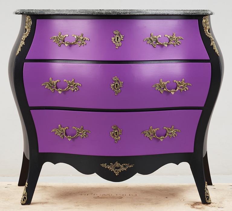 BYRÅ, rokokostil, omkring 1900-talets mitt.