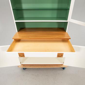 Josef Frank. Bokhylla med vitrin, modell 2255 för Firma Svenskt Tenn.