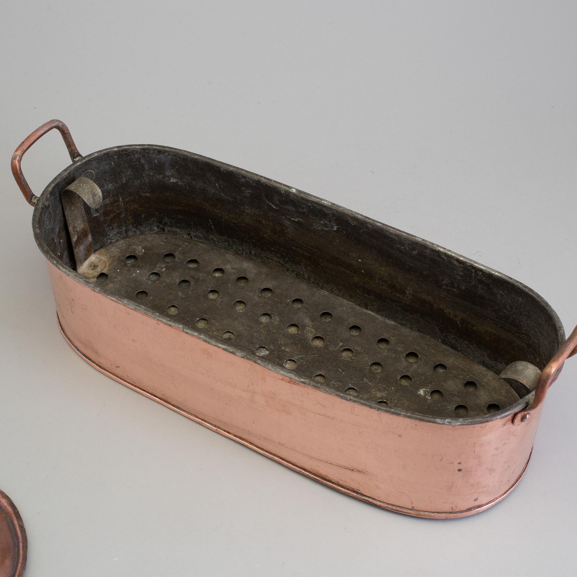 A 19TH CENTURY COPPER FISH KETTLE.