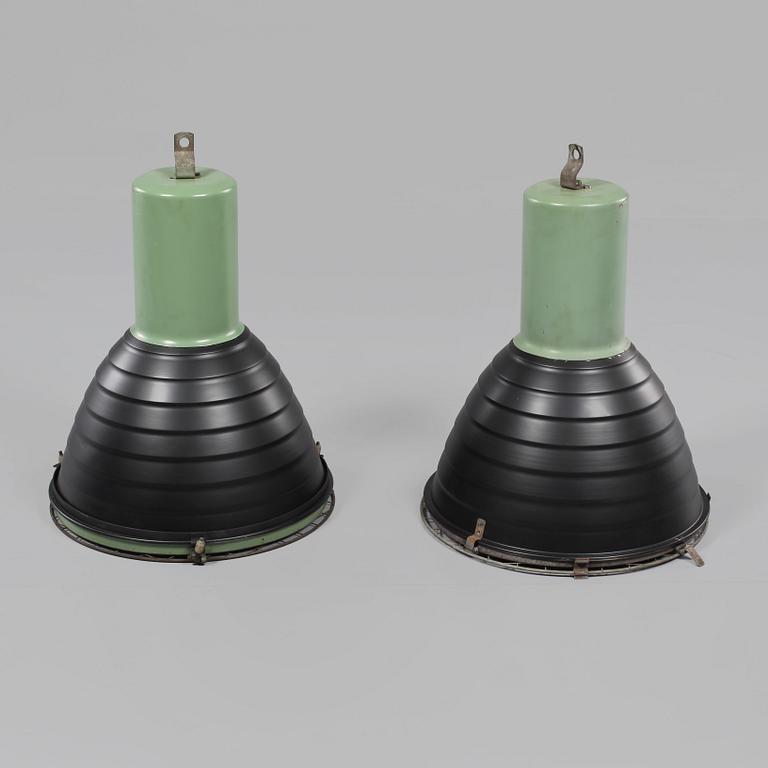 INDUSTRILAMPOR, ett par, 1900-talets andra hälft. Höjd 55 cm.