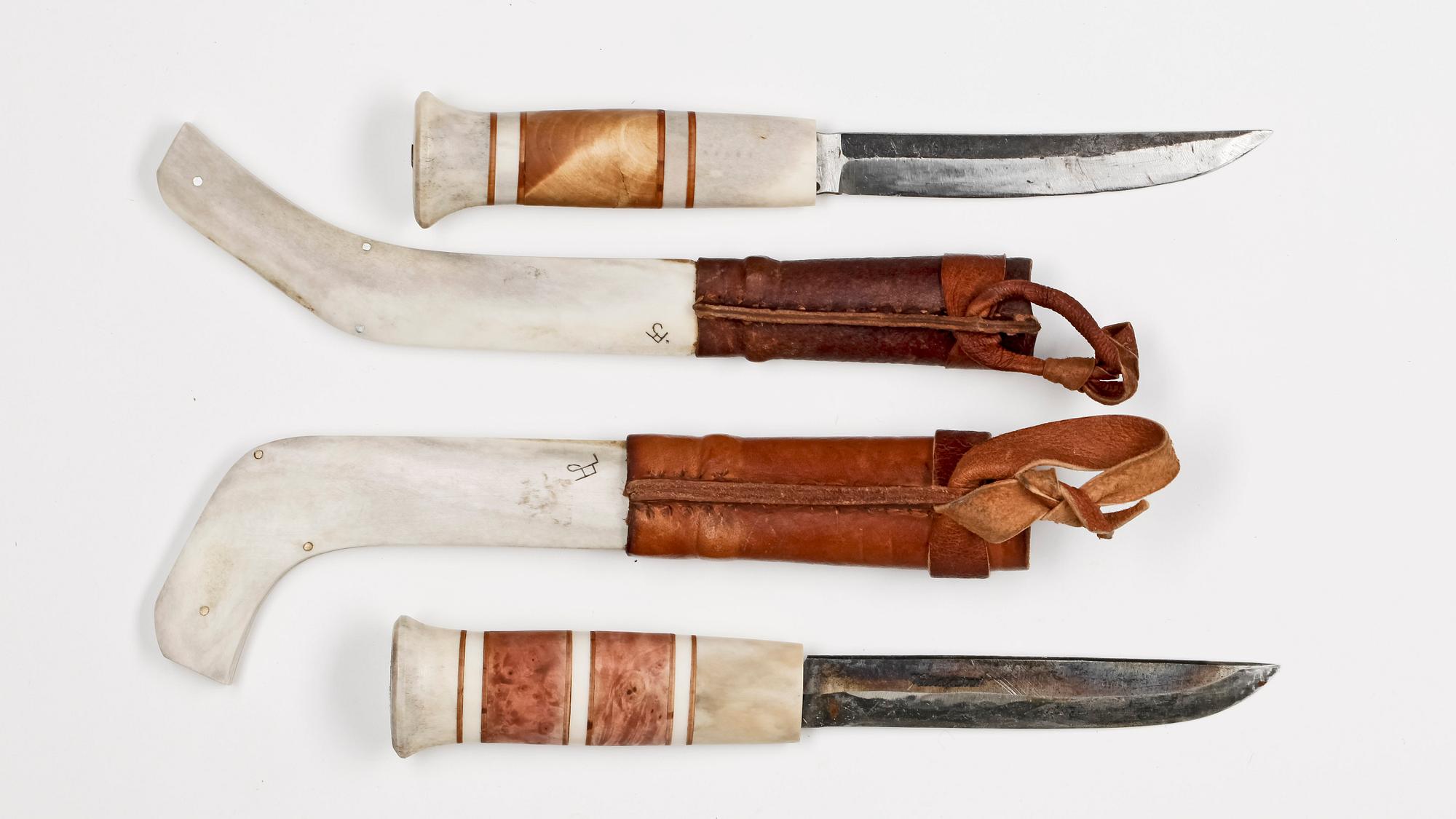 SAMEKNIVAR, 2 st, renhorn samt björk, Johan Andersén, monogramsignerade.