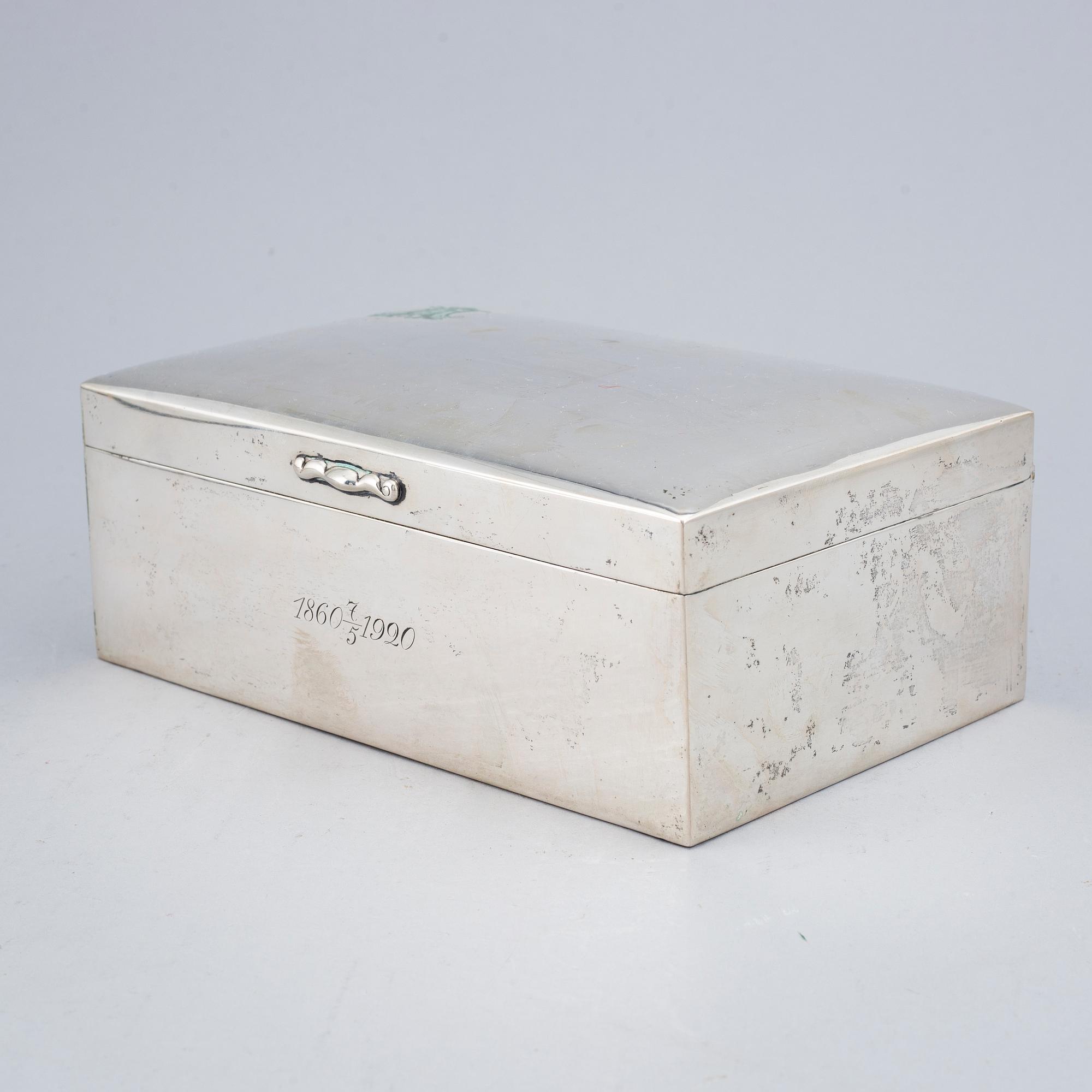 A silver cigarette box, CG Hallberg, Stockholm 1919.