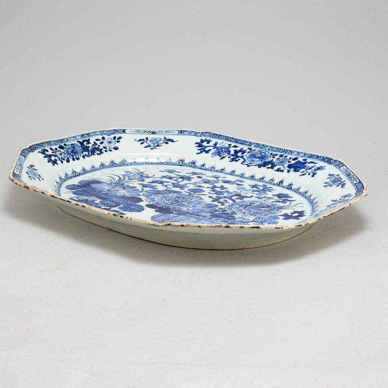 A blue and white export porcelain serving dish, Qing dynasty, Qianlong (12736-95).