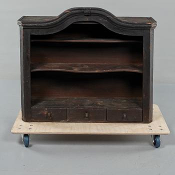 SKÅPSÖVERDEL. 1800/1900-tal.