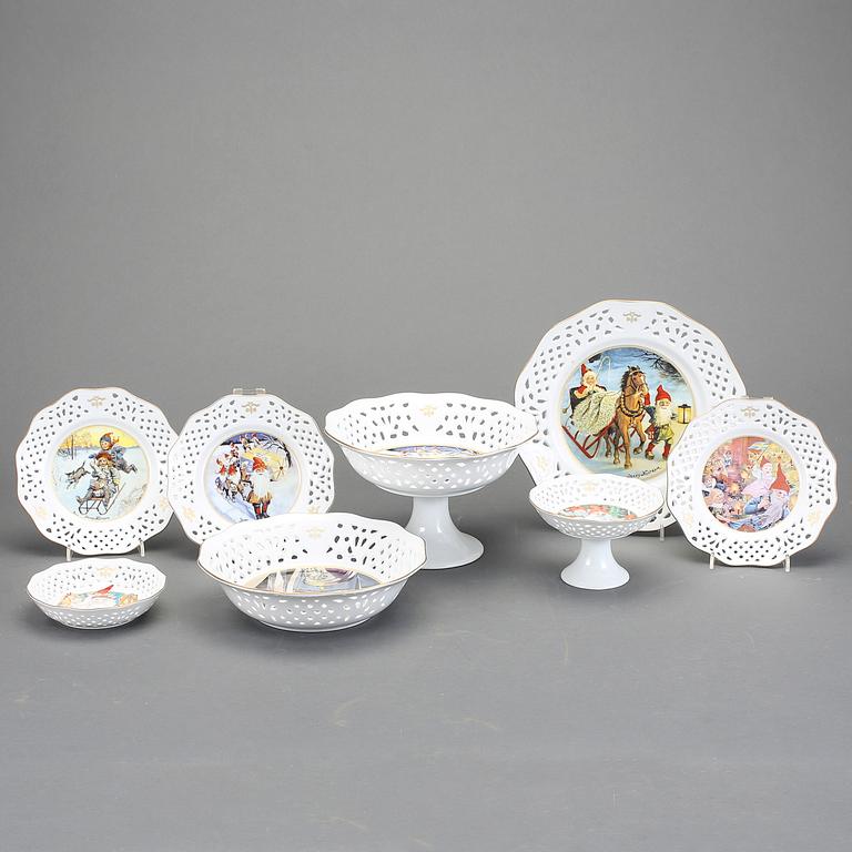 SERVISDELAR, 18 st, porslin, efter Jenny Nyström, utgiven av Kalmar Läns Museum, 1900-talets andra hälft.