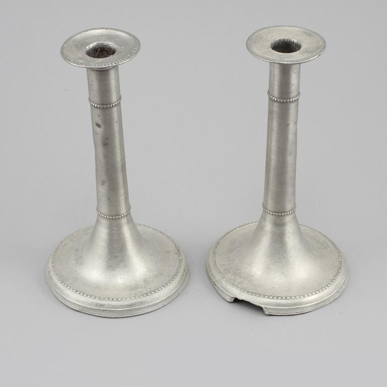 LJUSSTAKAR, ett par, tenn, gustavianska, Sven Roos, Göteborg, troligen stämplade D2 för 1786.