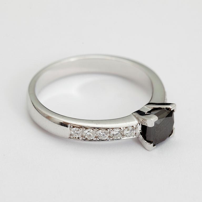 RING, 14k vitguld m svart prinsesslipad diamant ca 0,96 ct samt 10 briljant slipadediamanter tot ca 0,22ct. Vikt ca3,5g.