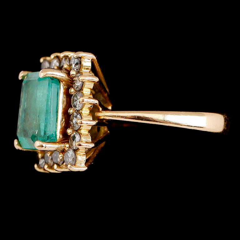 RING, 18 k guld, smaragd och briljantslipade diamanter. Total vikt 7 g.