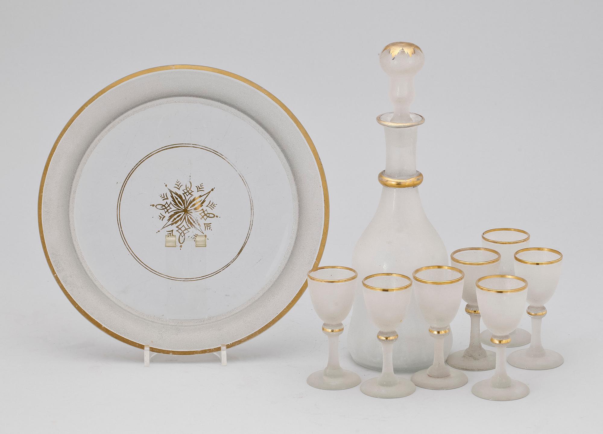 KARAFF, GLAS SAMT BRICKA, 9 delar, 1800-talets andra hälft.