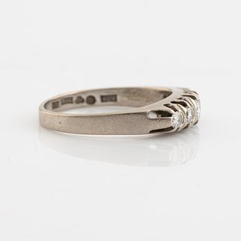 An 18K white gold ring set with round brilliant-cut diamonds.