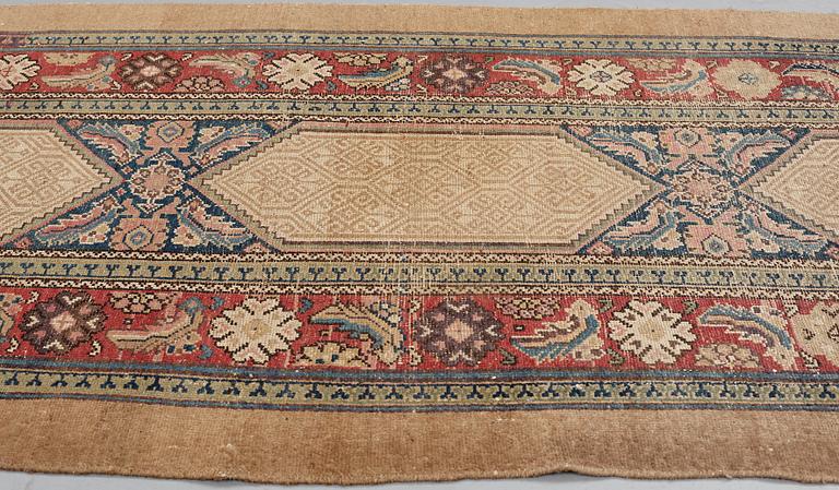 MATTO, an antique/semi-antique Hamadan, one of a pair, ca 517,5 x 112,5 cm (as well as 2 cm flat weave at each end).