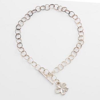 Sandberg, collier med hänge i form av blomma, silver.