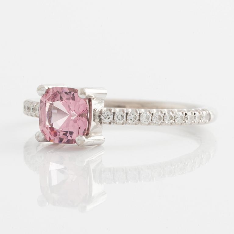 Ring, med rosa spinell och briljantslipade diamanter, Cecilia Kores, Mumbai Stockholm.