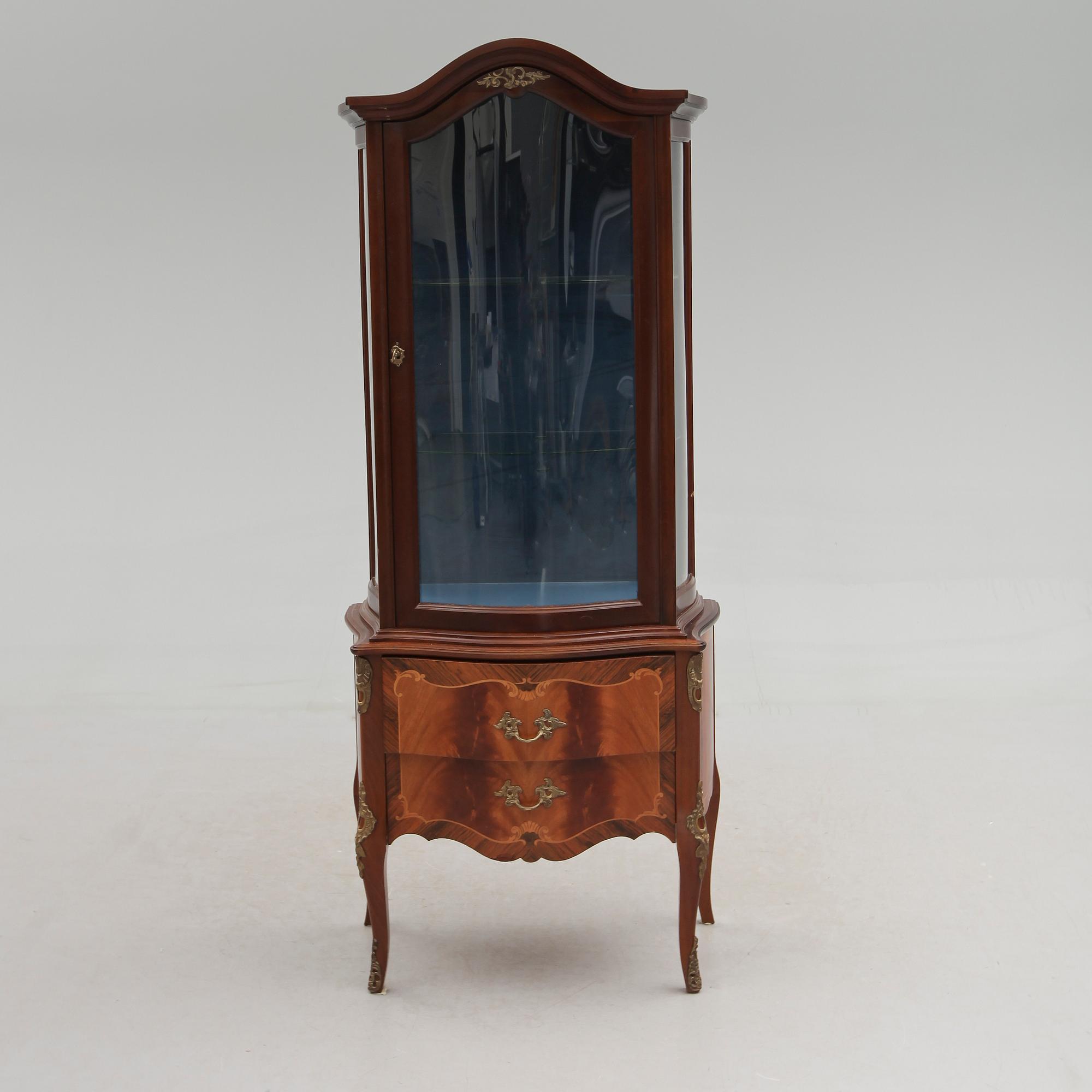 VITRINSKÅP, rokokostil, 1900-talets andra hälft.