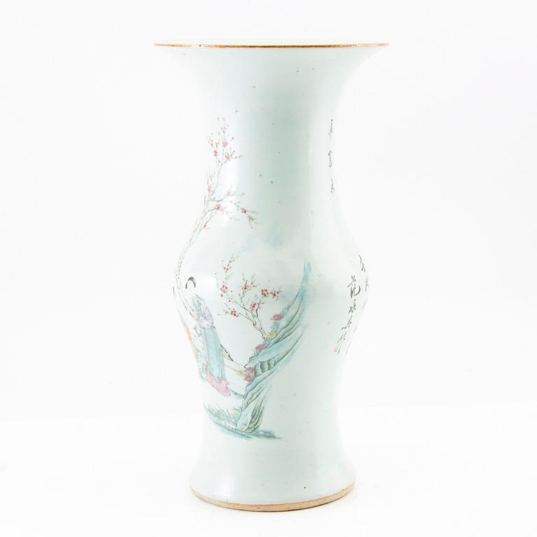 A Chinese vase, 20th century.