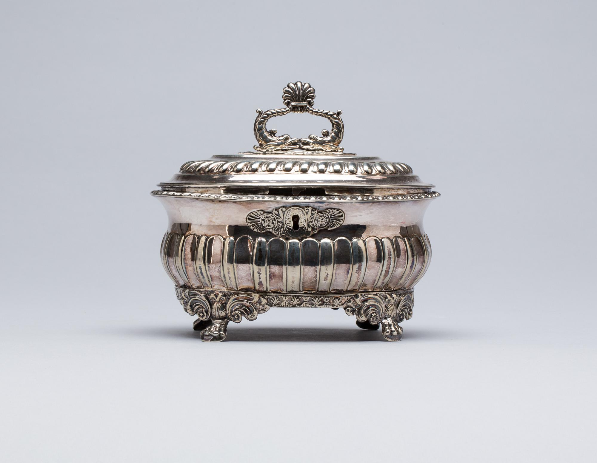 SKOCKERSKRIN, silver, Lars Magnus Sjöberg, Stockholm,1840. Vikt ca 462 g.