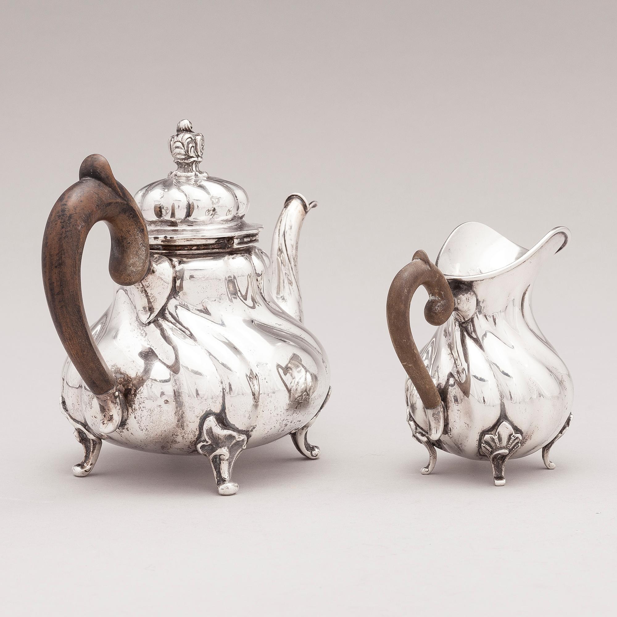 A silver teapot and milk jug with wooden handles, B. Schäfer, Dresden. Mahd. yhd 1222883.
