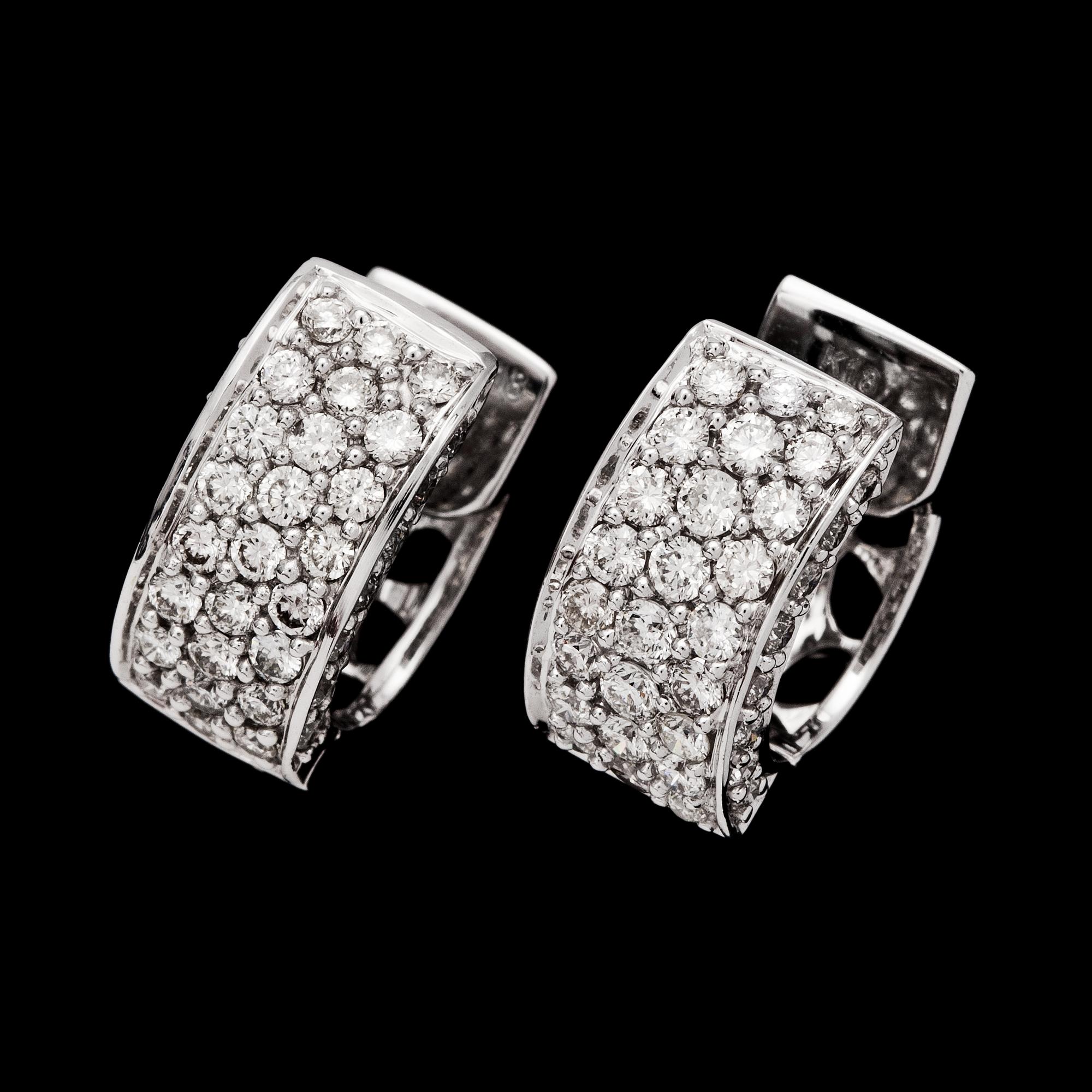 ÖRHÄNGEN, briljantslipade diamanter, tot. 1.01 ct.