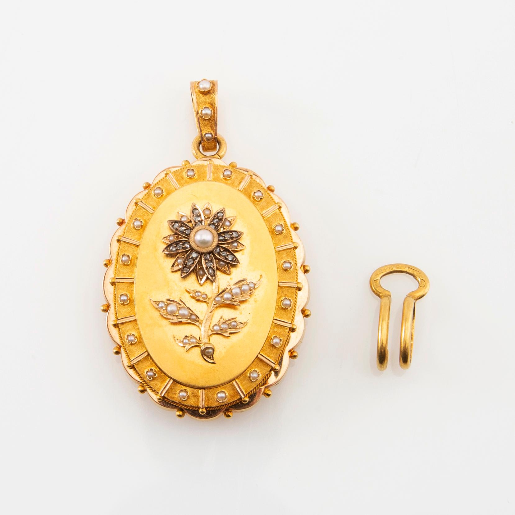 Berlock 18K guld med seedpärlor och rosenslipade diamanter, Frankrike omkring år 1900.