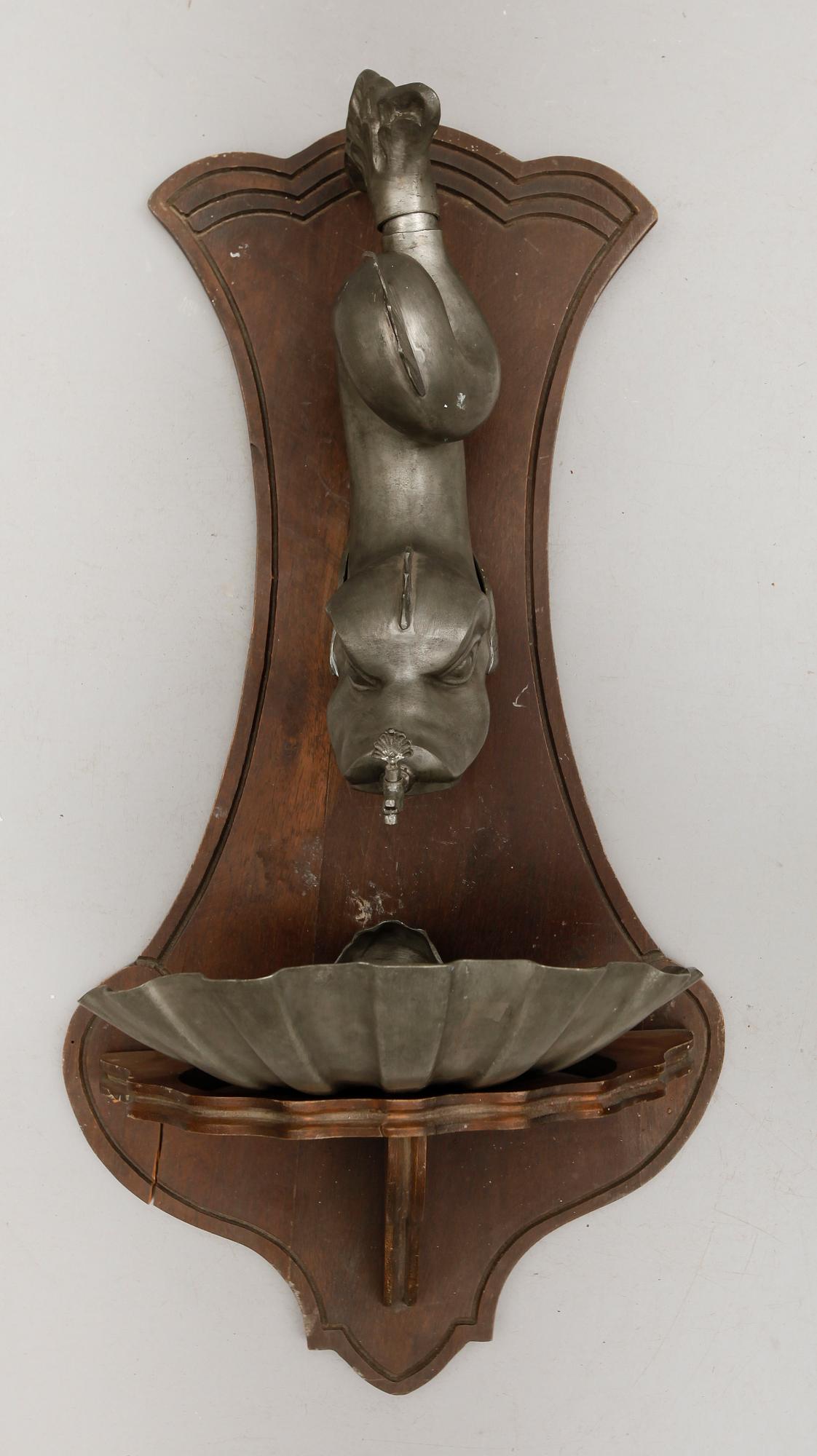 VÄGGFONTÄN, renässansstil, 1900-talets fösta hälft.