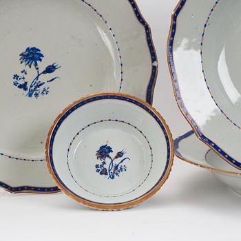 A Chinese Export dinner service, Qing dynasty, Jiaqing (1796-1820). (27 pieces).