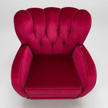 A mid-20th-century armchair.