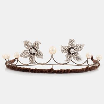 400. A tiara/brooch combination.