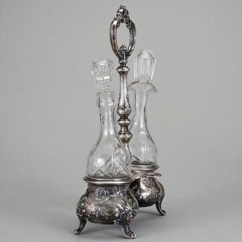 BORDSSURTOUT, silver och glas, troligen Österrike-Ungern,  1800-tals slut. Vikt ca 244,6 g.