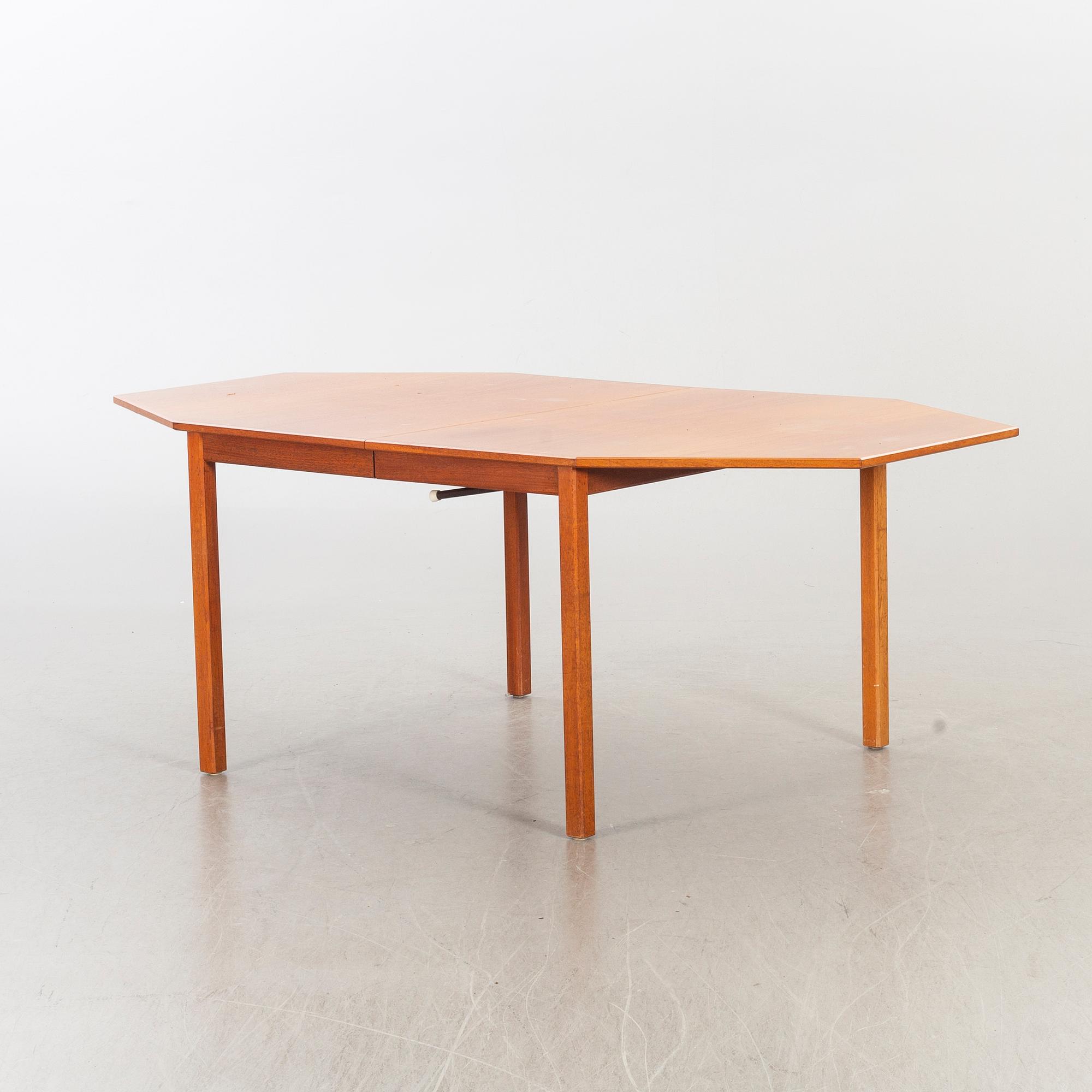 A DINNER TABLE MID 20TH CENTURY.