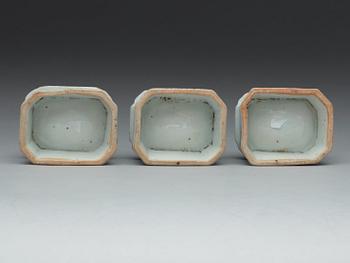 SALTKAR, tre stycken, kompaniporslin. Qing dynastin, Qianlong (1736-95).