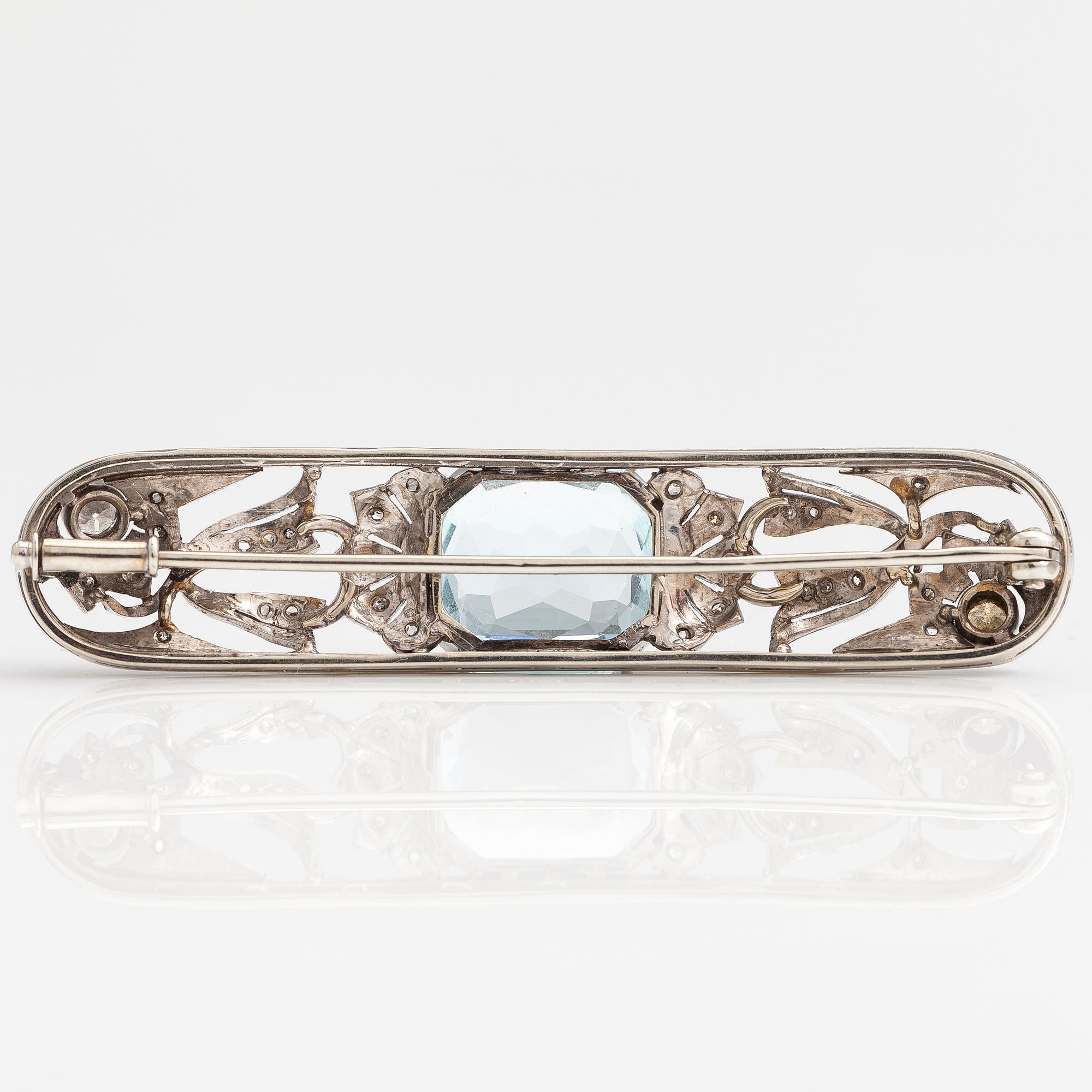 BROSCH, 14K vitguld,  diamanter ca 0.32 ct tot och akvamarin. Moskva 1900-tal.