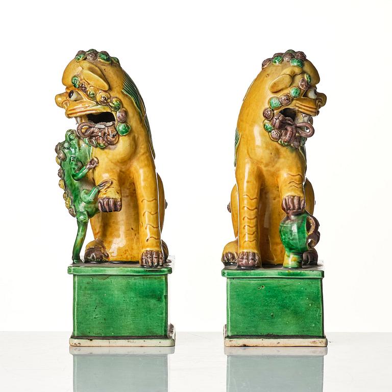 A pair of green and yellow glazed joss stick holders, Qing dynasty, Kangxi (1662-1722).