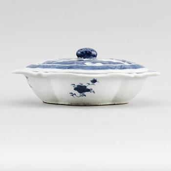 TERRIN, porslin, Kina, omkring år 1800.