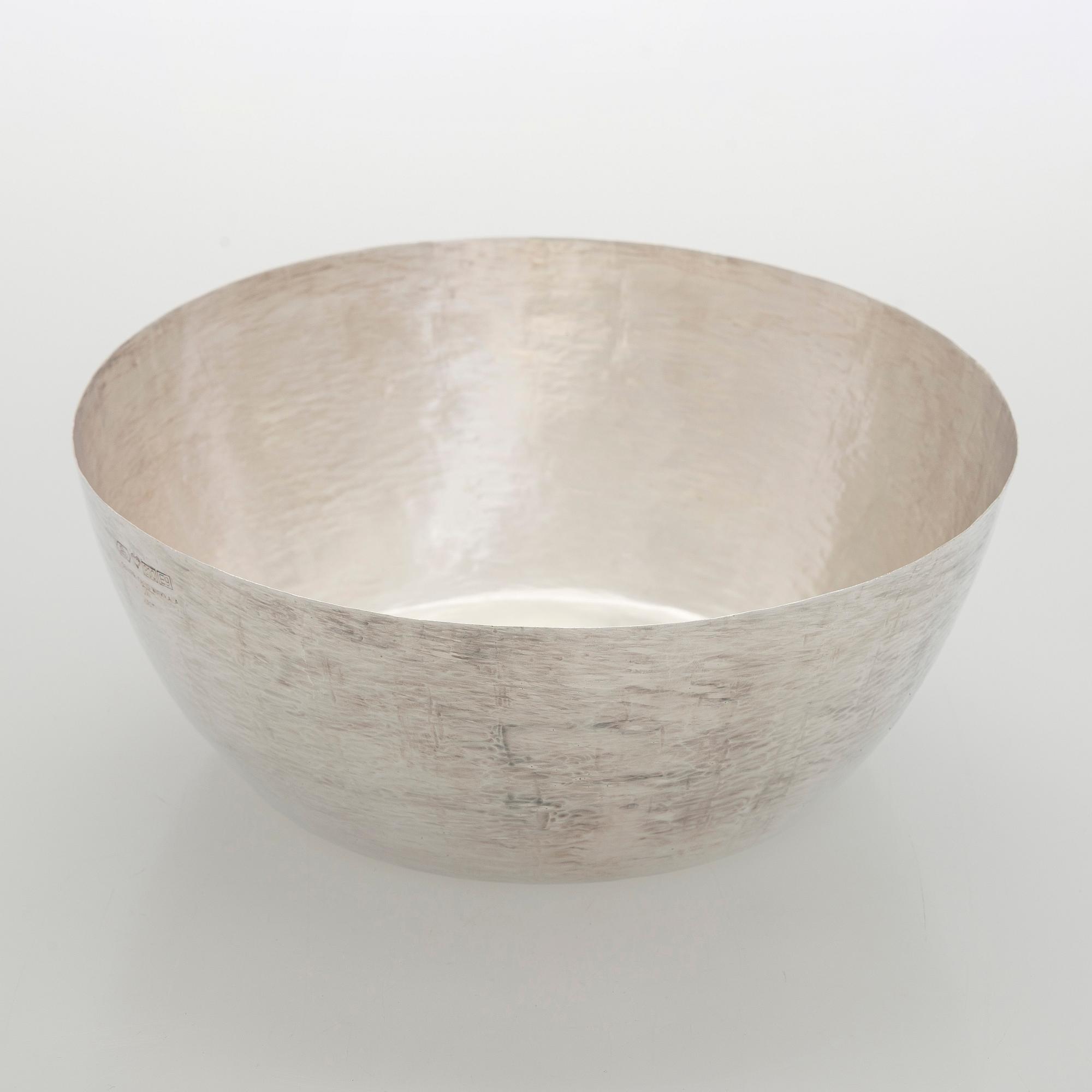 Tapio Wirkkala, malja, hopeaa, malli 243, Kultakeskus Hämeenlinna 2007.