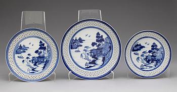 SKÅLFAT, 3 st, porslin, Jiaqing, Kina omkring 1800.