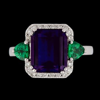 78. RING, trappslipad ametist, 4.85 ct, tsavoriter, ca 1 ct och briljantslipade diamanter, tot. 0.27 ct.